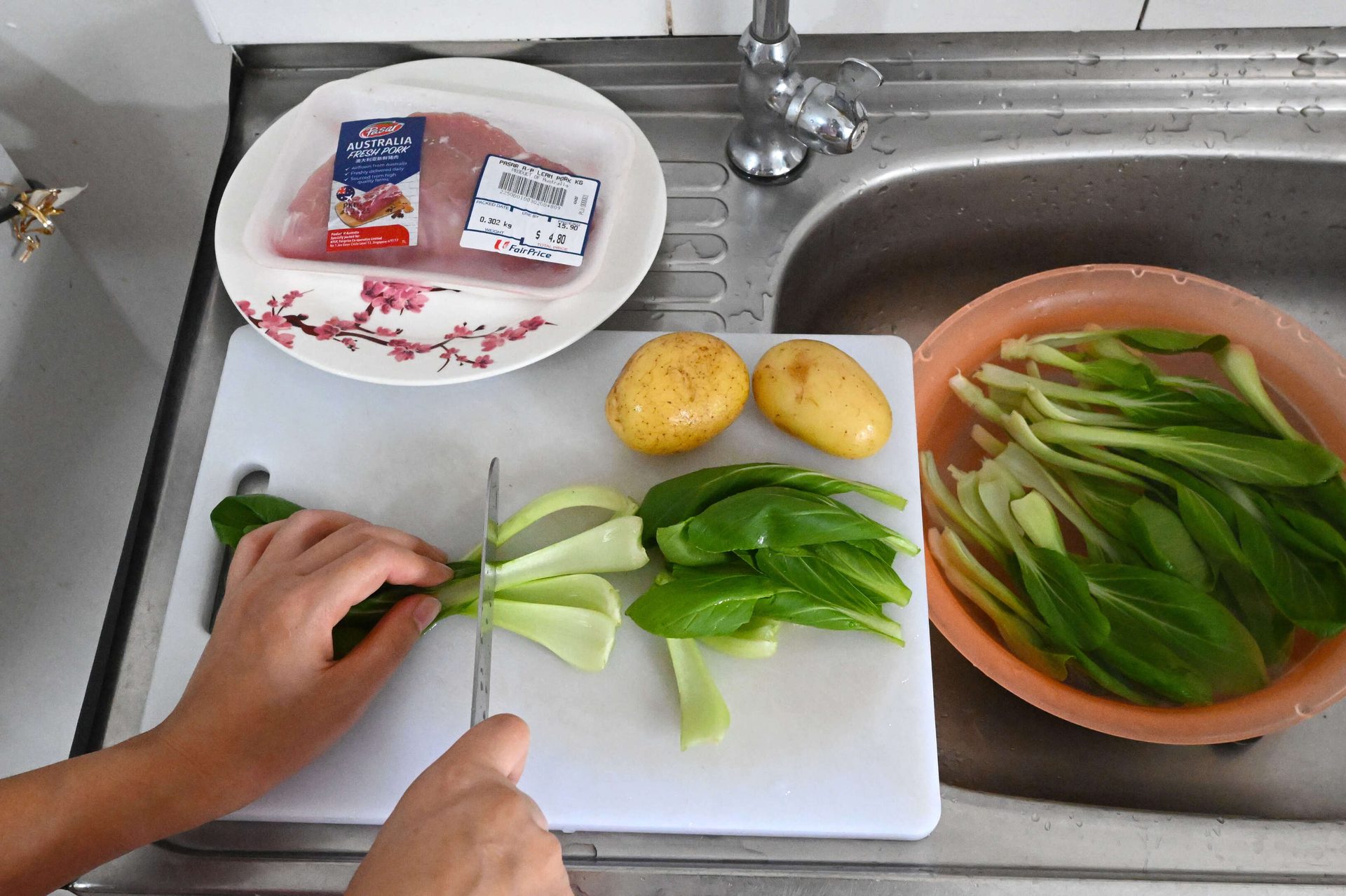 Kitchen utensil, Leaf vegetable, Cutting board, Ingredient, Food, Produce, Tableware