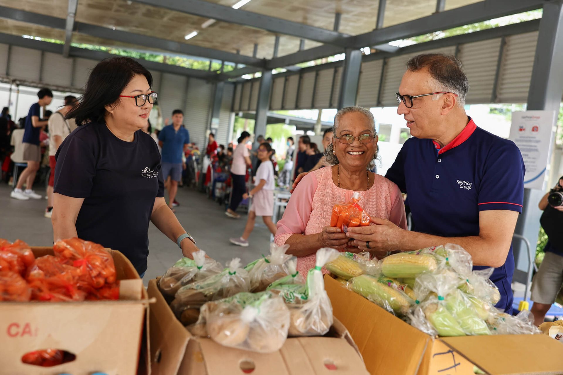 Natural foods, Clothing, Produce, Food, Fruit, Customer