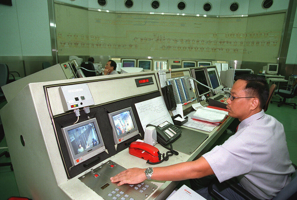 Electronic device, Computer monitor, Office Equipment, White-collar worker, Technology, Peripheral, Desk, Electronics